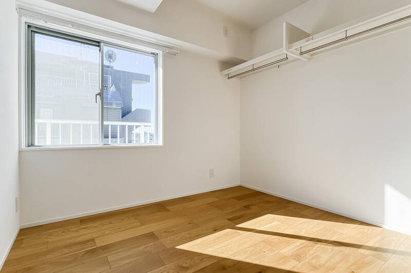 腰高窓とオープンクローゼットが付いた南西向きの居室。