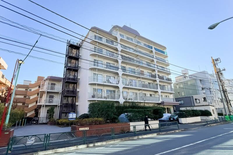 1978年築ながら耐震基準を満たした安心感ある建物。エントランス前の通りをまっすぐ歩けば「用賀」駅に到着です。