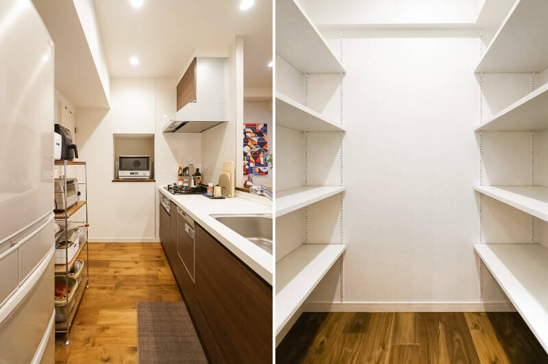 <b>左・</b>キッチンは3口コンロタイプで食洗機付き。/<b>右・</b>さらに背面には、両側に可動棚を設置したパントリーが。食品類のストックなど、生活感が出やすいアイテムを隠しながら収納できます(こちらはご入居前の写真です)。
