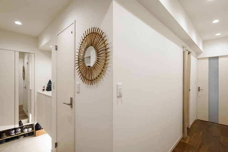 廊下はL字に折れており、外から居住スペースが見えないプライバシー性の高い造り。突き当たりにLDKが位置します。