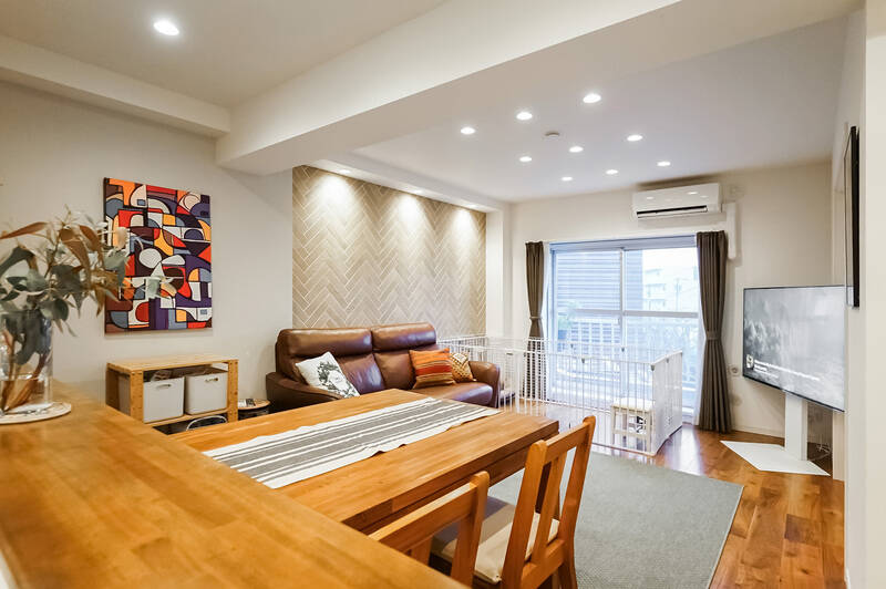 LDKの広さは約16.8帖。南向きの大きな窓から自然光が差し込むだけでなく、やわらかなダウンライトの灯がほのかに室内を照らします。