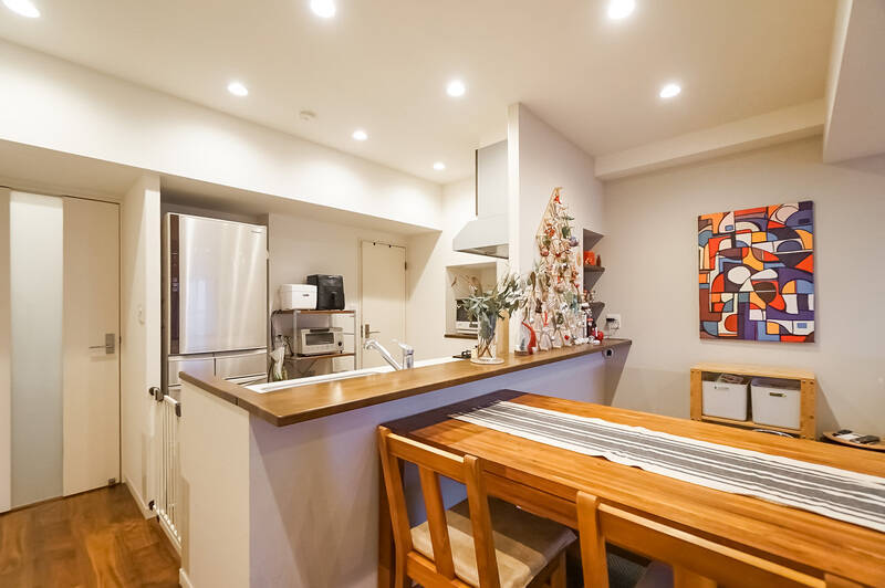 キッチンまわりにはカウンターとニッチ収納があるなど、インテリアを楽しみやすい工夫もあちこちに。