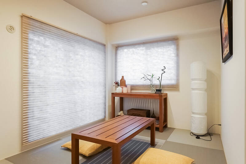 和室はグレーの天井×琉球畳敷きの床で、LDKとはまた異なる落ち着きある空間。押入れタイプの収納付きです。