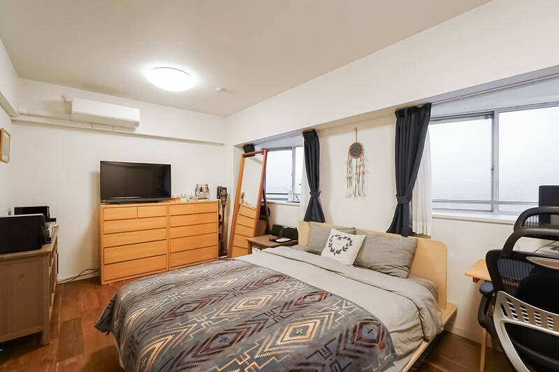 洋室Bは、ふたつ並んだ出窓が特徴的な空間。ベッドのほかにも、ワークデスクや収納家具を追加できる余裕があります。