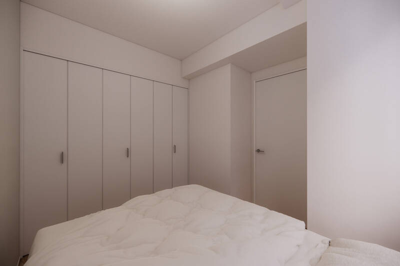 折れ戸3枚分のクローゼット付きで、十分な収納力を確保しています。