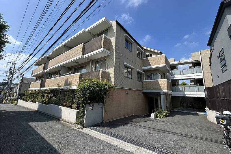 賑やかな駅前から距離を置いた住宅街に佇む、3階建ての低層マンション。エントランスはオートロック・宅配ボックス付きです。