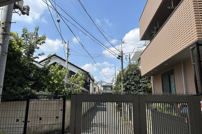 こちらの住戸は1階に所在しており、バルコニーを出て正面には外につながる門扉があります。