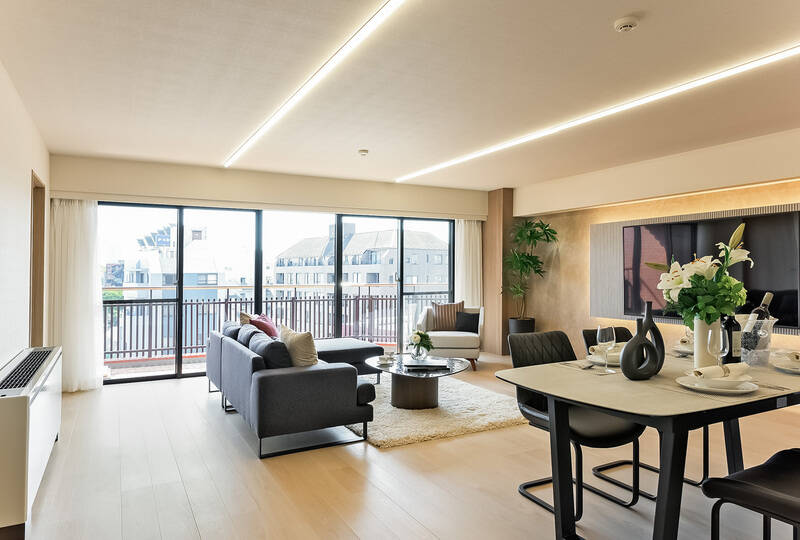 南向き、5連の窓がお目見え。