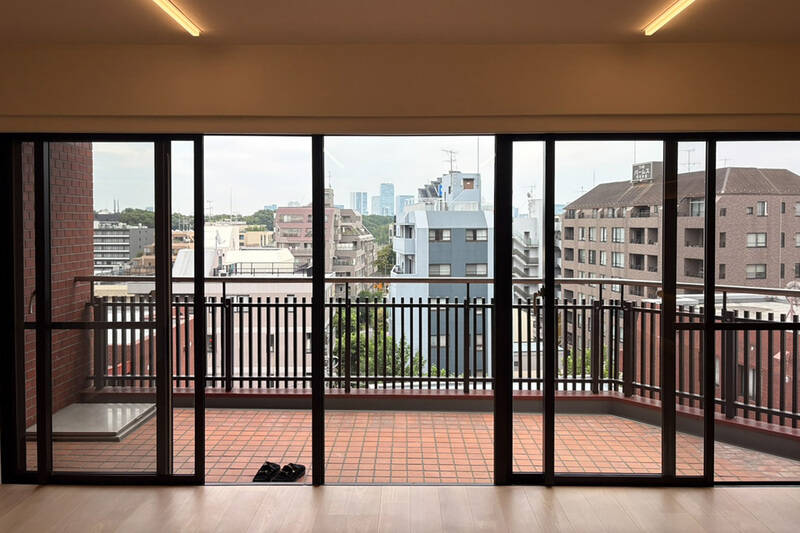 5連の窓は中央がFIXで、左右の2枚が引き違いになっています。バルコニーとの段差が少なく、LDの床と地続きのように見えるのも魅力的。