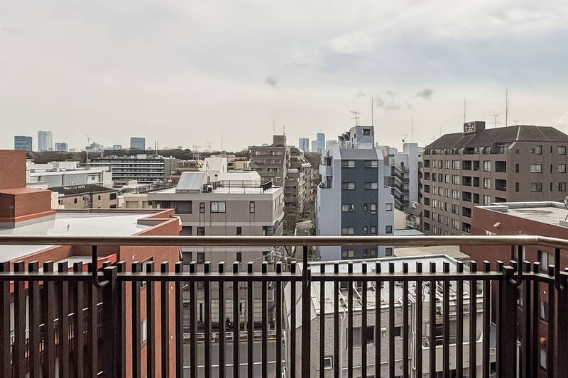 7階部分に所在し、目の前の建物より高さがあるため、日当たりのよさと視線の抜け感を堪能できます。