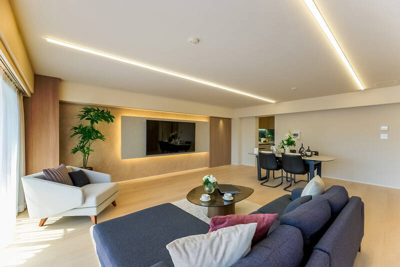 壁一面にはテクスチャのあるクロスが貼られ、パネルで彩られています。主張しすぎず品がありますね。