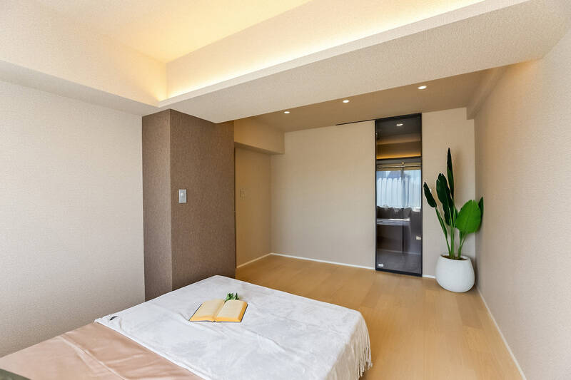 LDと同じく南向きの窓があり、明るい居室です。ガラス引き戸の先にはウォークインクローゼット（WIC）があります。