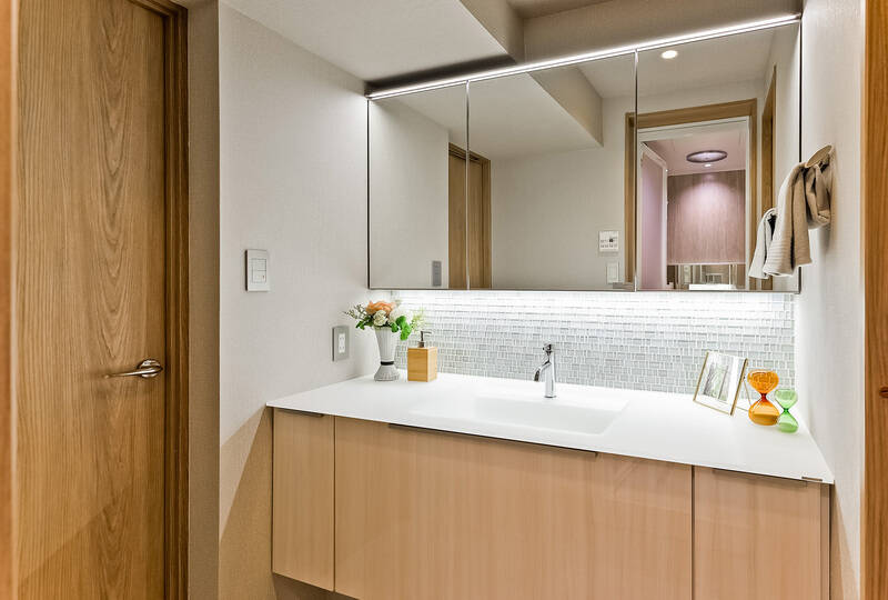 横幅がゆったりとした洗面化粧台。壁面のアクセントが効いています。