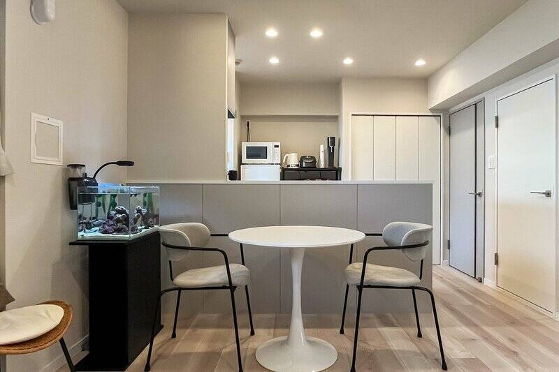 改めてキッチン側をパシャリ。折れ戸収納も備わっていて、パントリーとして利用することもできますよ。