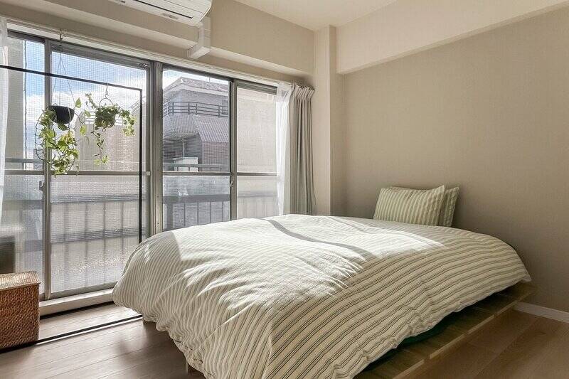 南向きの掃き出し窓が2つあり明るい洋室。