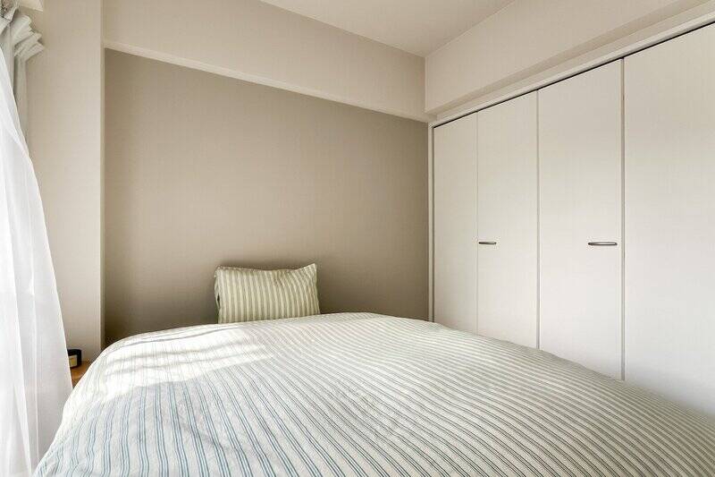 壁一面にはクローゼットが備わっています。