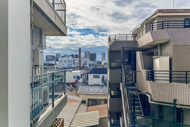 正面にはお向かいのマンションが見えますが、空も仰げますよ。