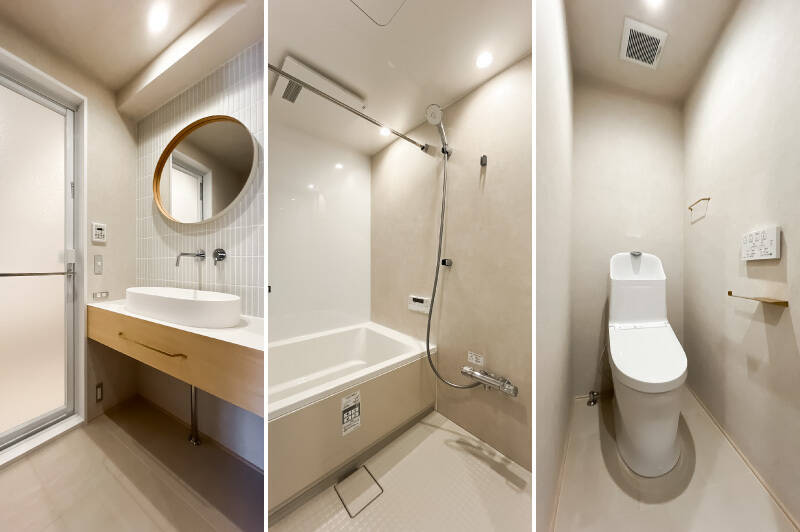 <b>左・</b>キッチンと同じタイルをあしらった洗面台。円形のミラーや楕円形の洗面器がやわらかな印象に。／<b>中央・</b>1316サイズのバスルームは浴室乾燥機付き。／<b>右・</b>トイレまで内装のトーンが揃えられており、さりげないこだわりを感じます。