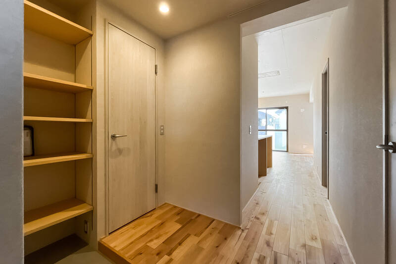 玄関に入ると、フローリングの木の香りがふわり。奥にあるLDKから光が届きます。