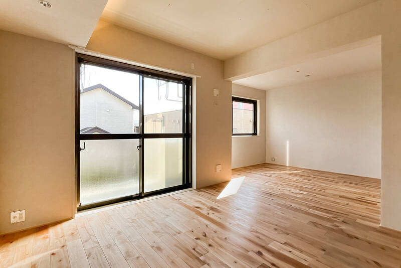 南東向きの窓から差し込む光が、LDKをやさしく照らします。