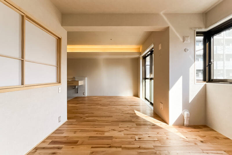 こちらのおこもり感あるスペースは、ソファを置いてくつろいだり、お子さまの遊び場として使えそうです。障子の先は洋室Aに繋がっています。