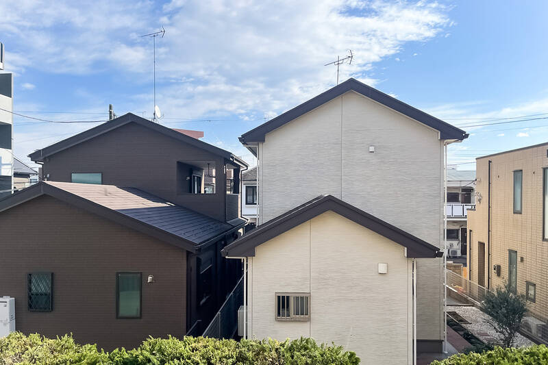 正面には建物が見えますが、窓が小さいため視線はそこまで気にならなさそう。