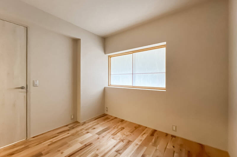 <p>LDKに隣接する洋室Aは、ほどよく家族の気配を感じられる空間。開閉可能な障子越しに、LDKに差し込む光がやわらかく透けて広がります。</p>