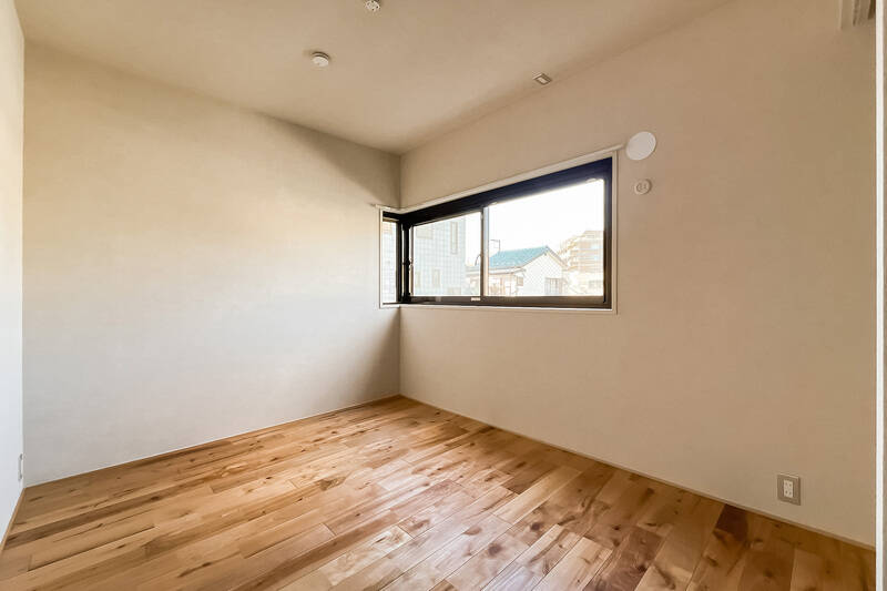 コーナーサッシは北西向き。柱や梁の出っ張りがなくスッキリとした印象で、レイアウトがしやすそう。