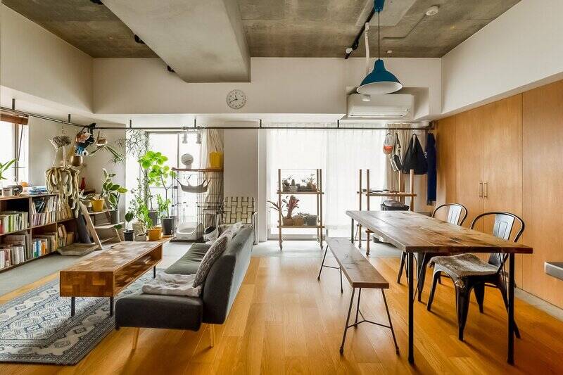 こんにちは、カウカモです。さっそくLDKにお邪魔していますが、光が満ちていて心地いい……。約22.4帖のゆとりのおかげもあるのでしょうか、心がふっとほぐれます。