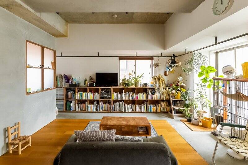 二面採光だからこその明るさ。リビングを縁取るように床がモルタルに切り替わっており、その上部にはハンガーパイプが備わっています。
