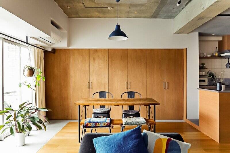 くるっと振り返ると、壁一面に収納がずらり！ 頼もしい収納量です。