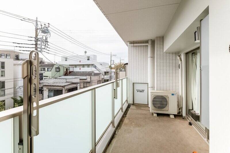バルコニーは奥行きたっぷり。手すりには物干し金具が備わっています。