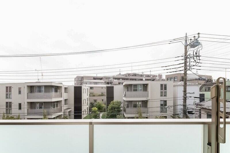 3階の住戸ですが、周辺に高い建物が少ないので、空はしっかりと仰げます。