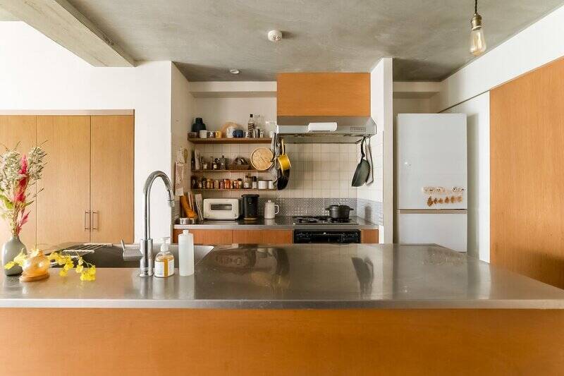 シンクと3口コンロが分かれた、造作のII型キッチン。調理スペースが広くて作業しやすそう。