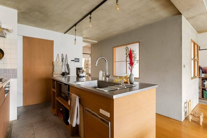 シンク側のカウンターは、内側に調理家電などを収納できるスペースを設けた造り。もちろん食洗機も完備しています。