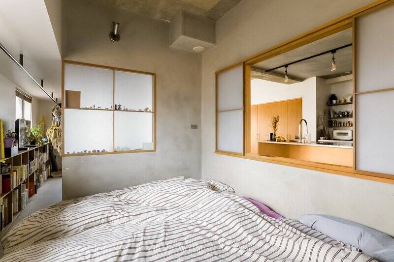 障子風の窓が二面にある約6.7帖のベッドルーム。キッチン側の窓は開けることができ、空間のつながりと抜け感を生み出します。