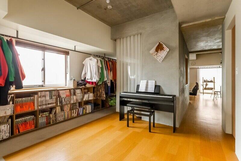 ベッドルームから出てみました。ドアはなく、カーテンで仕切る仕様。左端は通路になっており、リビング側まで抜けられます。