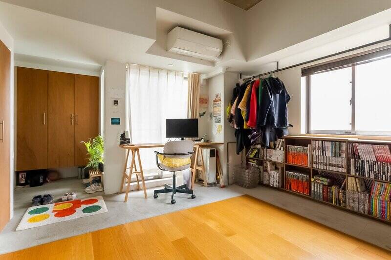 こちらは玄関前のフリースペース。モルタルの床は、玄関から続いていた土間スペースだったのですね。