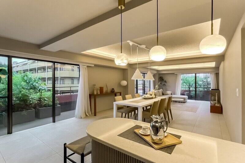 約36.7帖のLDK。南と西向きの窓があり明るい空間です。