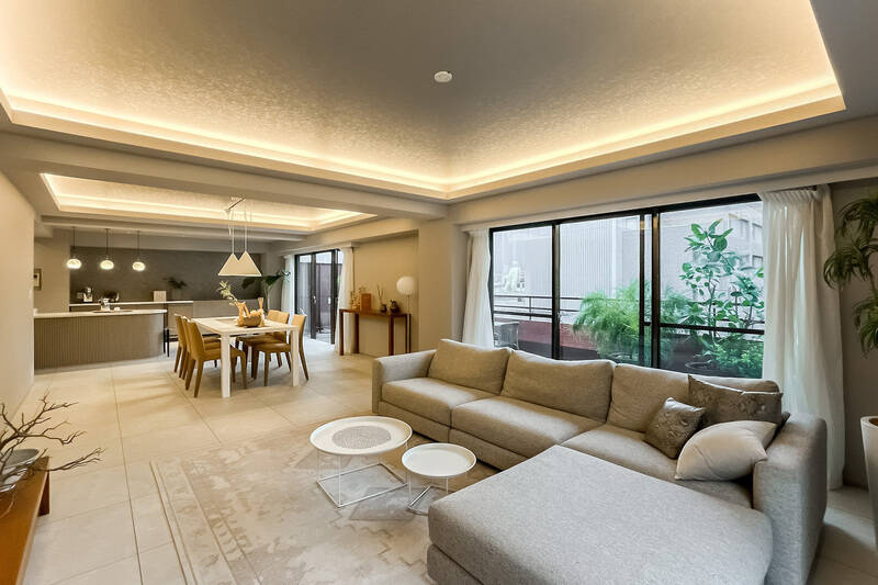 折り上げ天井には間接照明が入っており、空間に広がりを感じます。