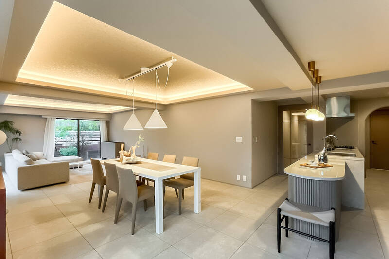 壁はグレージュの色味で統一され、巾木もグレーでまとまっています。細かい部分の気遣いがうれしい!