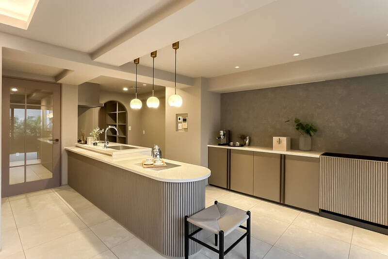 アールのリブ材で彩られたキッチンカウンター。背面のカウンターも便利そう!