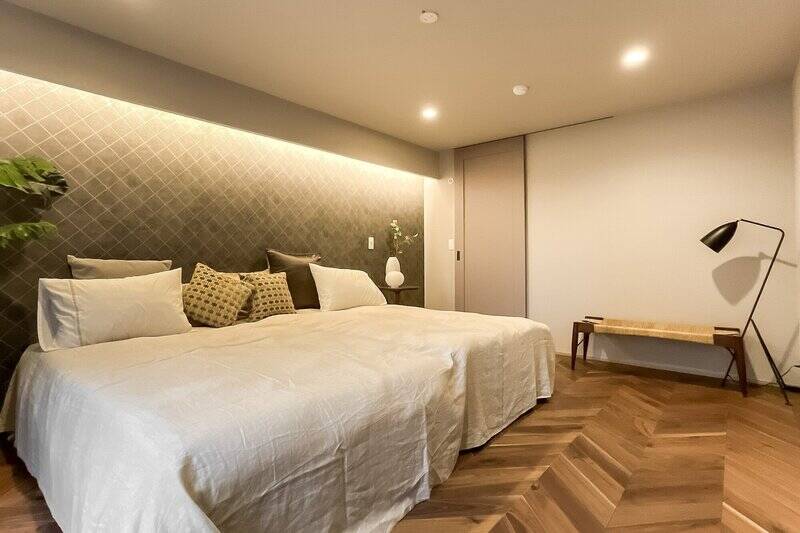 大きなベッドを配置できる広さ。一人掛けソファやフロアスタンドなども置ける余裕がありインテリアも楽しめそうです。