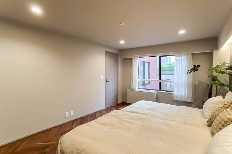 腰窓は西向き。窓の下の箱状のものは、セントラルヒーティングの機械です。