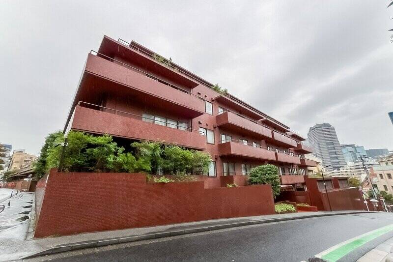 “港区赤坂アドレス” のヴィンテージマンション。赤煉瓦が時を経て、景色に馴染んでいます。1979年竣工、総戸数48戸です。