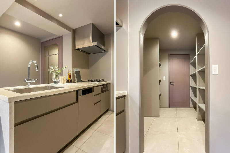 <b>左・</b>キッチン本体には、フロントオープンタイプの食洗機と3口コンロが備わっています。/<b>右・</b>キッチン奥のRの開口の中にパントリーが。たっぷりの可動式の収納棚と、冷蔵庫を置くスペースがあります。