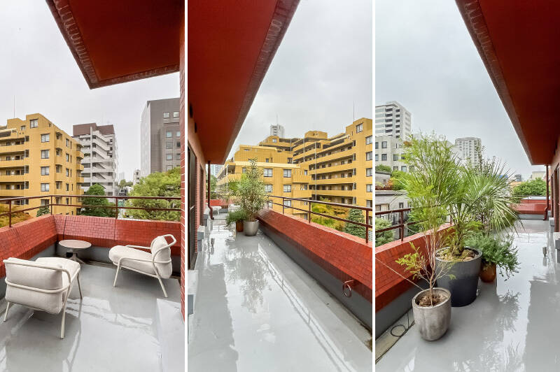 L型のルーフバルコニーはリビング側へと続いています。角部分はスペースにゆとりがあり、少し大きめのアウトドアチェアを置けそうです。