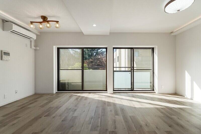 家族が団欒するLDKは、約14帖の広さ。とても陽当たりがよく、南西向きの窓辺には心までポカポカになるような陽だまりができています。きっと、ペットもうっとりですね。