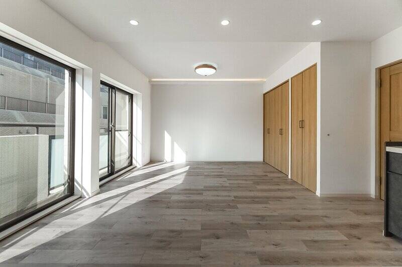 内装は白を基調とした、ややクラシカルな雰囲気で統一されています。横に大きく開口部が配され、LDKの隅々まで自然光が行き渡って明るい!