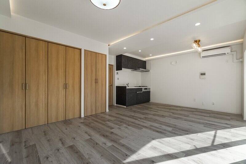 写真左手に写っているのはすべてリビング収納です。頼もしいボリューム感ですね! 右手奥がキッチンエリア。冷蔵庫やカップボードは、壁沿いに並べて配置するのがよさそうです。